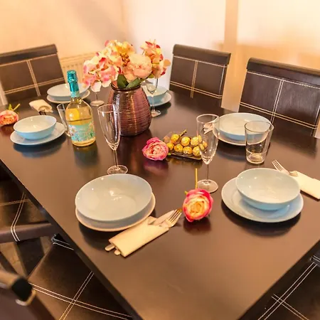 בוקרשט Lovely Apartment With Balcony מראה חיצוני תמונה